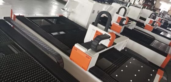 1500*3000 mm HIWIN machine de découpe laser à fibre à 3 axes avec sortie de 3000W