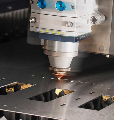 La machine de découpe laser MAX Raycus est le choix ultime pour la découpe de métaux de haute précision