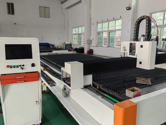 Coupeuse laser à haute productivité 3015 à fibre pour couper des tôles métalliques d'épaisseur de 0-30 mm